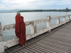 Buddhistický mnich na mostě U Bein nedaleko Mandalaje