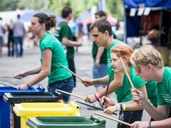 Jak správně třídit odpady přibližuje návštěvníkům festivalů bubenická show na kontejnery Recyklas