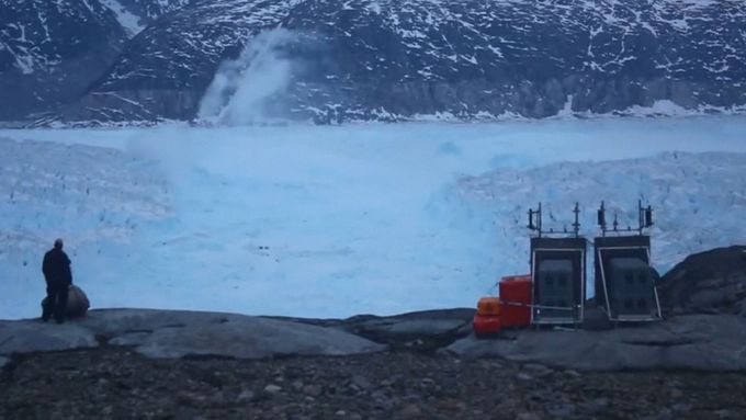 Jak se láme obří ledovec. Ohromující podívanou zachytili vědci na východě Grónska
