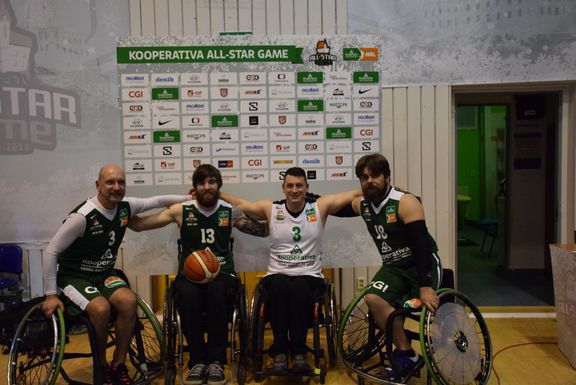 Čtveřice basketbalistů na vozíku se vydala na utkání hvězd do Děčína. Zleva Jaroslav Menc, Michal Poláček, Tomáš Nevěčný a Bohuslav Dvořák