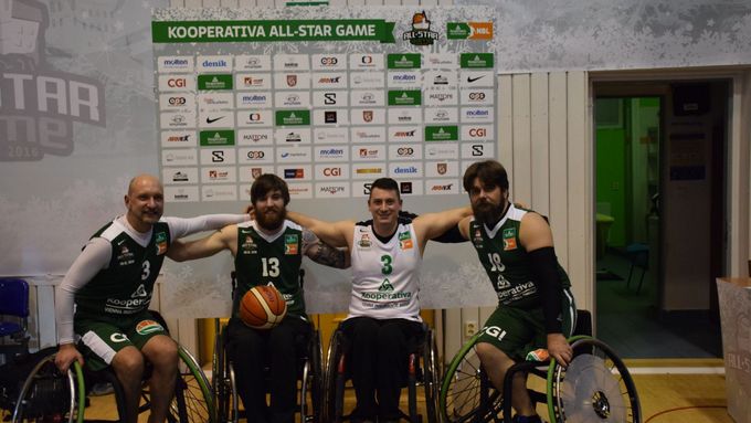 Čtveřice basketbalistů na vozíku se vydala na utkání hvězd do Děčína. Zleva Jaroslav Menc, Michal Poláček, Tomáš Nevěčný a Bohuslav Dvořák