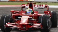 Brazilec Felipe Massa s Ferrari v čele Velké ceny Bahrajnu.