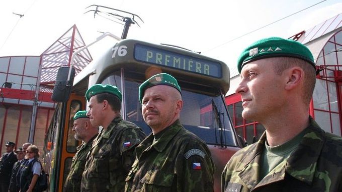 Zvláštním způsobem se rozhodla česká armáda získat nové rekruty. Verbuje tramvají