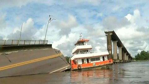 V Brazílii narazila loď do mostu, část vozovky se zřítila