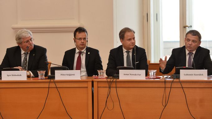 Igor Slobodník, Péter Szijjártó, Artur Nowak-Far a Lubomír Zaorálek na jednání visegrádské čtyřky v Praze.