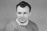 6. 1. Karel Gut - Ve věku 86 let zesnul po delší nemoci bývalý hokejový reprezentant a uznávaný trenér Gut. Jako hráč a kapitán národního mužstva se zúčastnil tří zimních olympijských her a šesti světových šampionátů, z nichž má tři bronzové medaile. V roce 1955 byl vyhlášen nejlepším obráncem mistrovství světa. V reprezentaci sehrál 114 utkání, ve kterých zaznamenal čtyřiatřicet branek. Někdejší vynikající obránce je členem Síně slávy Mezinárodní hokejové federace (IIHF), do které byl uveden v roce 1998, i Síně slávy českého hokeje, v níž se ocitl o deset let později.