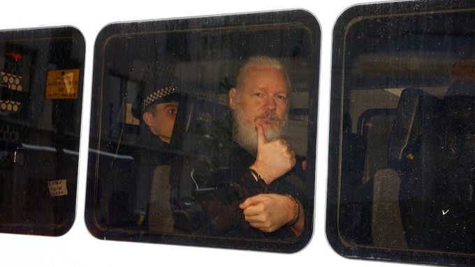 Zatčení Juliana Assange v Londýně.