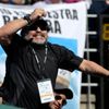 Argentinská fotbalová legenda Diego Maradona fandí Juanu Mónacovi v prvním semifinálovém utkání Davis Cupu 2012 s Čechem Tomášem Berdychem.