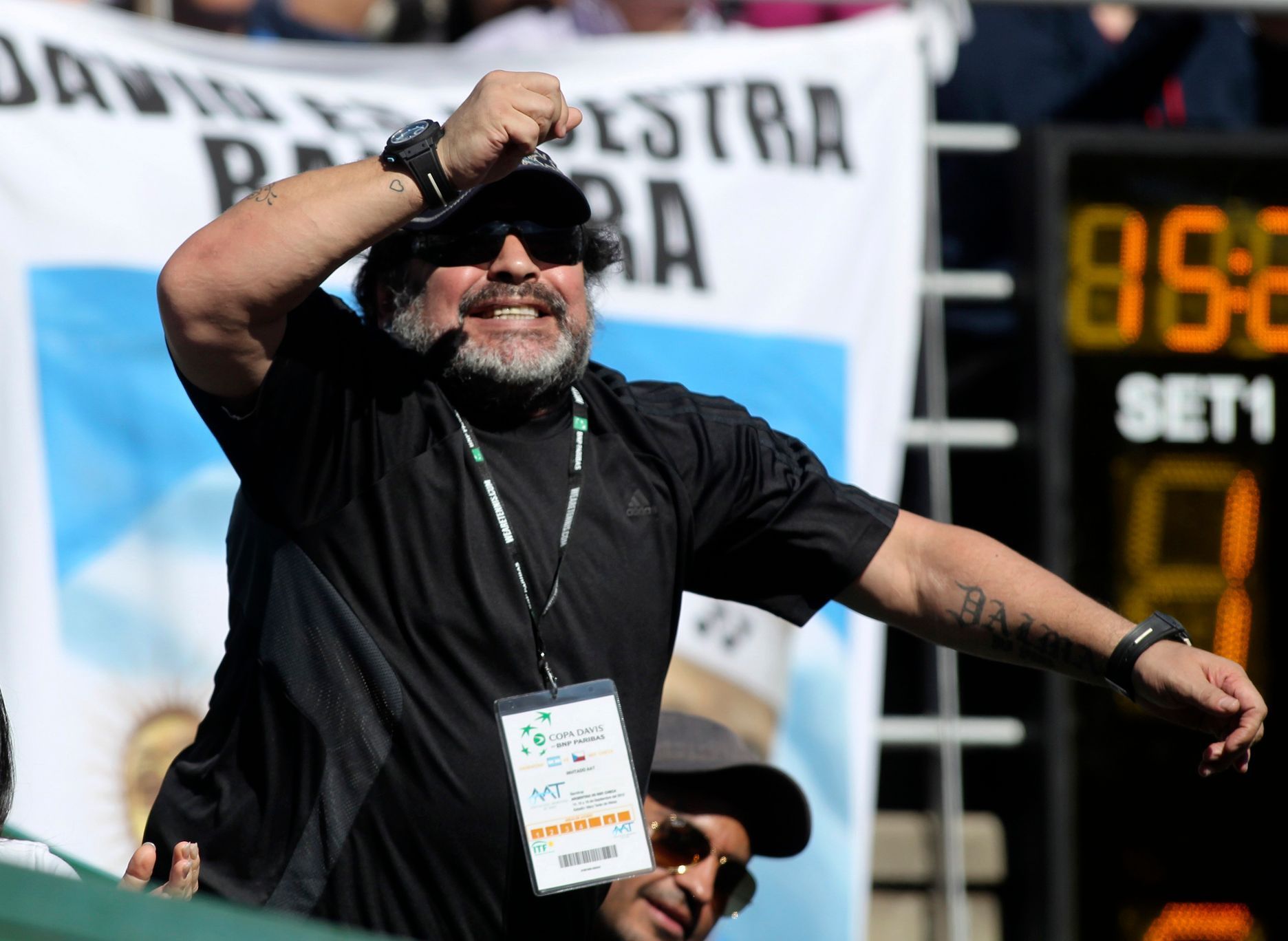 Argentinská fotbalová legenda Diego Maradona fandí Juanu Mónacovi v prvním semifinálovém utkání Davis Cupu 2012 s Čechem Tomášem Berdychem.