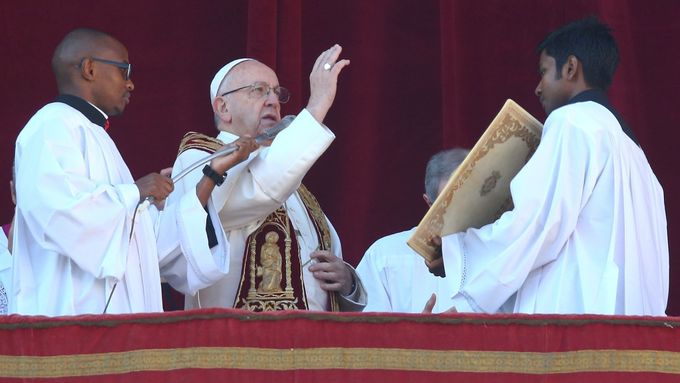 Papež František během tradičního poselství Městu a světu (Urbi et orbi).
