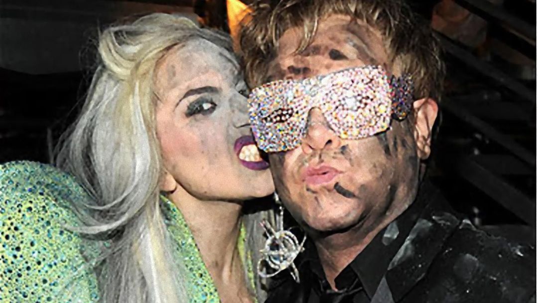 Lady Gaga a Elton John Lady Gaga se stala kmotrou syna zpěváka Eltona Johna. „Pro ty, kteří nás mají za nezvyklý rodičovský pár, je to uklidňující zpráva - náš syn bude mít za kmotru ženu," podotkl Elton John. Zpěvačku nezvolil náhodou, je známá svou podporou homosexuálních menšin.