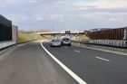 Muž na Břeclavsku ukradl z dálnice 32 tun svodidel