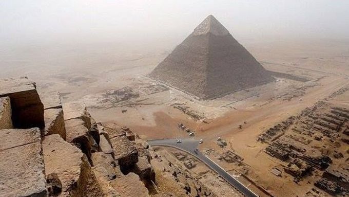 Fotografie z vršku Velké pyramidy.
