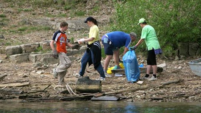 Skupina dobrovolníků čistí řeku Sázavu. Ilustrační snímek.