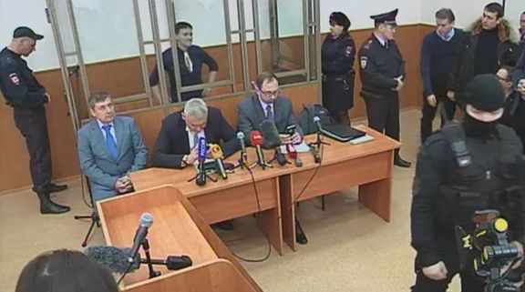 Nadija Savčenková v soudní místnosti v ruském Doněcku. Záběr z videa.