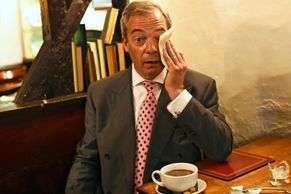 Obrazem: Farage odhlasoval a šel na kávu. Favoritem nikdo nebyl, ale teď už je