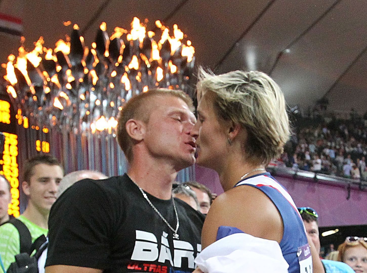 Barbora Špotáková s přítelem Lukášem oslavuje vítězství ve finále oštěpu na OH 2012