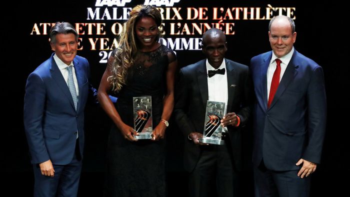 Atleti roku Caterine Ibarguenová a Eliud Kipchoge pózují se šéfem IAAF Sebastianem Coem (vlevo) a monackým princem Albertem II.