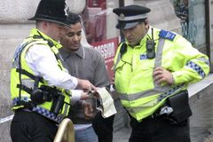 Scotland Yard zakázal tetování, z policistů jde strach