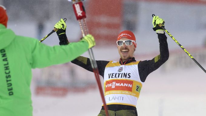 Fabian Riessle (vpravo) a Johannes Rydzek slaví triumf v závodě dvojic v rámci SP sdruženářů v Lahti..