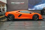 Lamborghini ukázalo svůj první sériový hybrid: model Revuelto v zářivě oranžové barvě a s designovým stylem, který odpovídá třeba modelu Sián FKP 37.