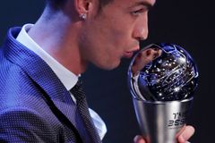 Nejlepším hráčem sezony je Ronaldo, titul po roce opět obhájil. Ocenění si odnesl i brněnský Koné
