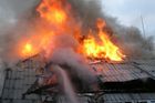 Hasiči uhasili požár loděnické továrny na gramodesky