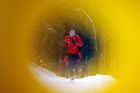 K žlutému cílovému kuželu v lese nad Pecí pod Sněžkou se řítí stoper Benjamin Vomáčka. Trenér Michal Petrouš ve čtvrtek dopoledne svým "ovečkám" odpustil šest sprintů. "Těch čtyřicet dva odmakali dobře," vysvětlil.