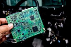 Automobilky by mohly čelit nedostatku čipů až do roku 2023, tvrdí Daimler