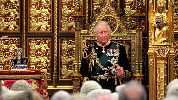 Královnu Alžbětu II. zastoupil následník britského trůnu princ Charles.