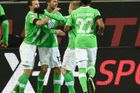 Wolfsburg zničil Bayern protiútoky a drží naději na titul