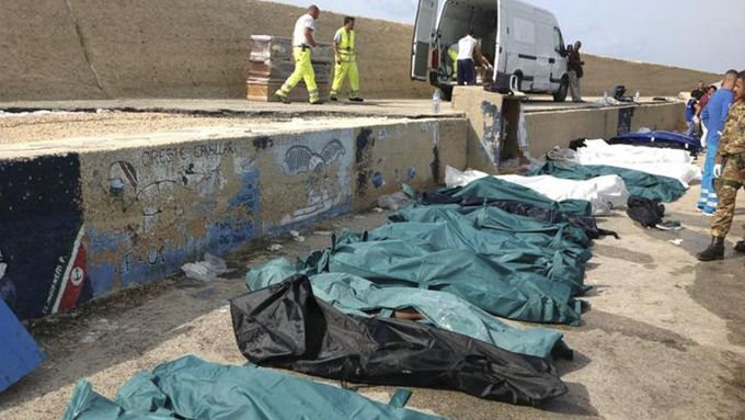 U italského ostrova Lampedusa se potopila loď s běženci. Plavidlo zachvátil požár, tou dobou bylo na palubě na 500 lidí. Zemřely nejméně desítky z nich. (3. října 2013)