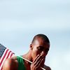 Americký desetibojař Ashton Eaton se raduje z nového světového rekordu, který vytvořil při závodech v americkém Eugene v roce 2012