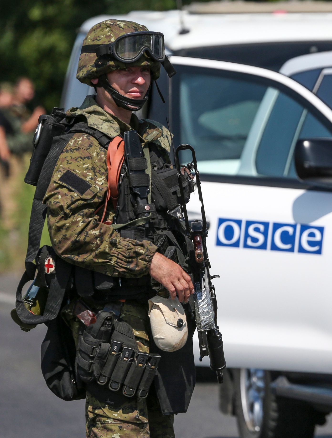 Ozbrojenec dohlíží na misi OBSE na východní Ukrajině.