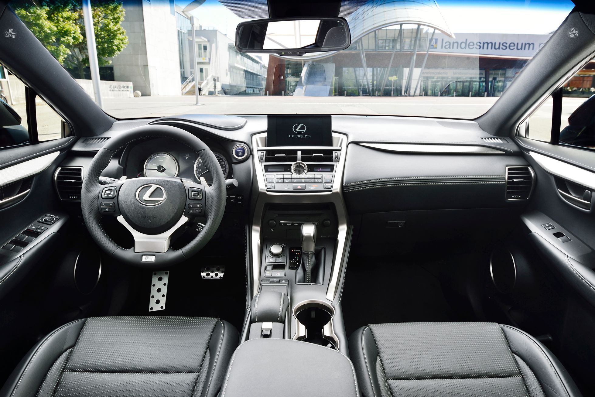Lexus NX - interiér