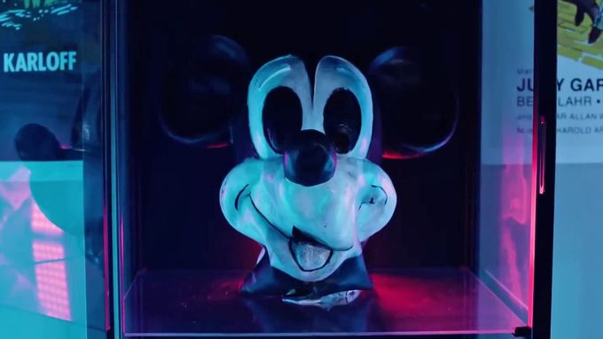 Film Mickey's Mouse Trap se odehrává na matějské pouti, kde řádí vrah v masce Mickey Mouse.