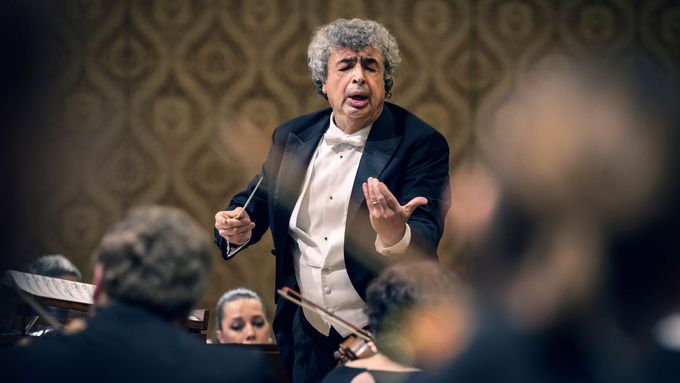 Semjon Byčkov je šéfdirigentem České filharmonie od sezony 2018/2019.