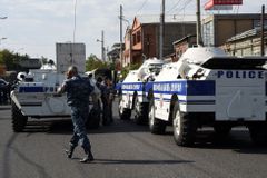 Ozbrojenci dál drží rukojmí na policejní stanici v Jerevanu, demonstranti se střetli s policií