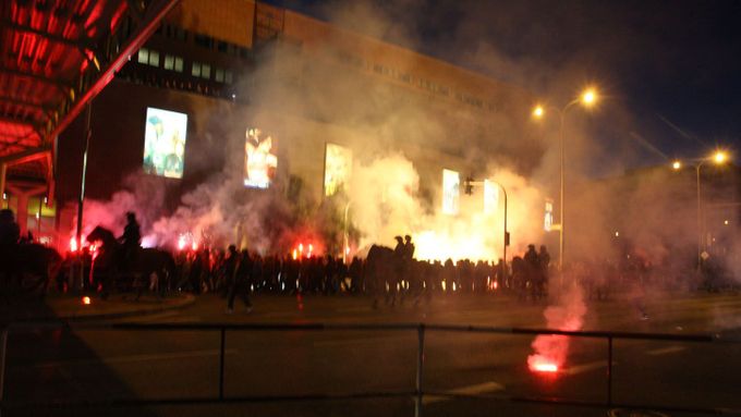 Prostor před Synot Tip Arenou v sobotu v podvečer obsadili fanoušci obou pražských "S" a pořádková policie. Podívejte se, co se v Edenu před fotbalem dělo.