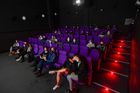 Na ilustračním snímku je pražské Kino Pilotů, kde od pondělka diváci sedí ob jedno sedadlo a každá druhá řada zůstává volná.