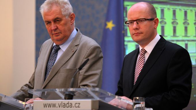 Prezident Miloš Zeman a premiér Bohuslav Sobotka.
