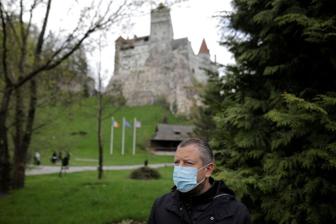 V Rumunsku očkují proti koronaviru na hradě Bran, který inspiroval román Drákula.