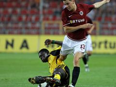 Ondřej Kušnír (13, AC Sparta Praha) blokovaný Moldavcem Wilfriedem Balimou.