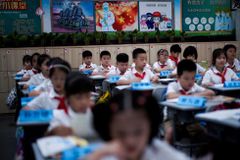 Číňané se učí vlastenectví už od školky: Vytahují rudou vlajku a čtou si o straně