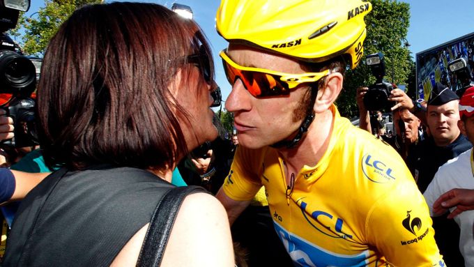 Britský cyklista Bradley Wiggins ze stáje Sky Procycling v cíli poslední 20. etapy Tour de France 2012 se vítá s manželkou Cath.