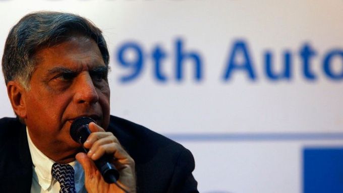 Ratan Tata na tiskové konferenci, krátce po představení auta za 45 tisíc.