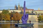 Obří vztyčený prostředníček míří na Pražský hrad