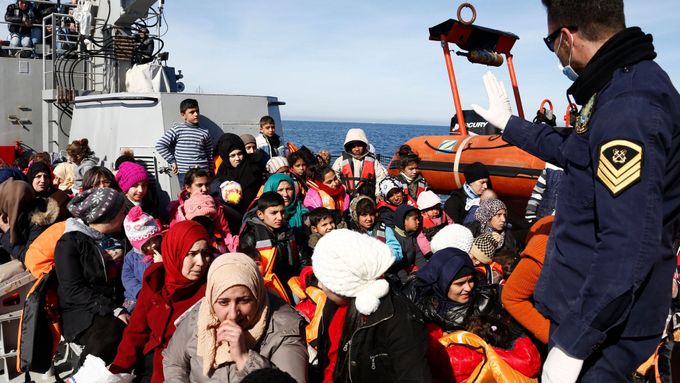 Řecká pobřežní stráž na palubě s uprchlíky. Ilustrační foto.