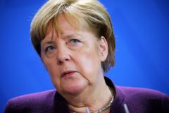 Prolomení tabu, jako nástup Hitlera. Merkelová řeší na dálku nebývalou krizi