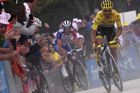 6. etapa Tour de France 2019: Julian Alaphilippe (ve žlutém) a Thibaut Pinot